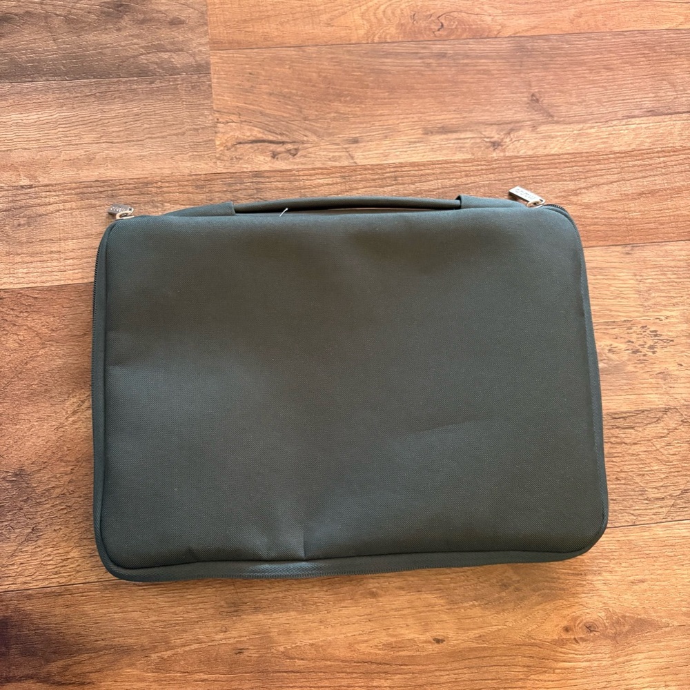 Incase Green Laptop Sleeve - Picture 7 of 12